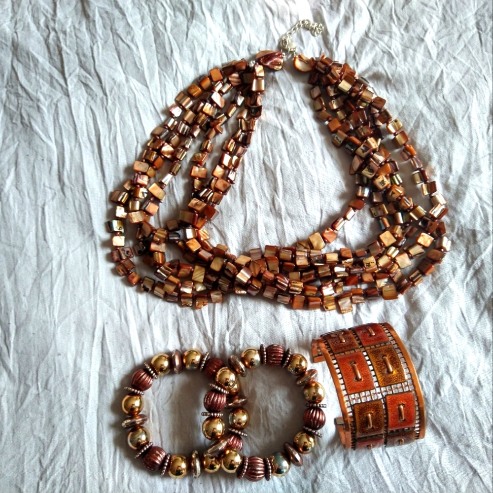 Necklace and bracelet set